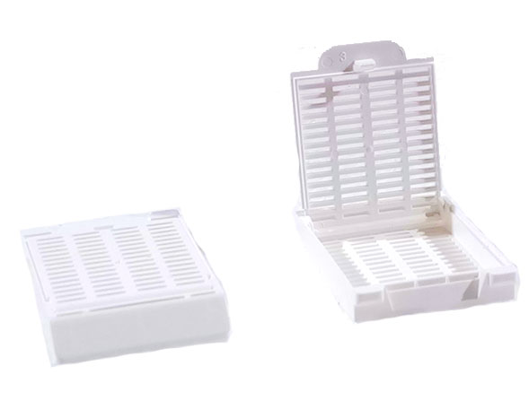 CASSETTE DE INCLUSIÓN HISTOLÓGICA 45° CON TAPA ENSAMBLADA COLOR BLANCO - DISPENSADOR X 75 UND