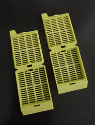 [BX.0106-2130-17] CASSETTE DE INCLUSIÓN HISTOLÓGICA 45° IMPRESION LASER COLOR AMARILLO - CAJA X 200 UND